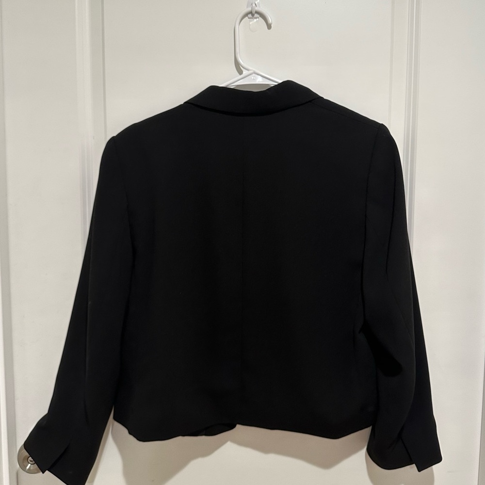 H&M cropped blazer! - Picture 3 of 3